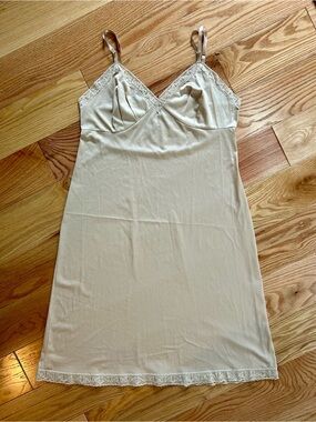 Vanity Fair Lace Trim Full Slip Dress 40 Nude Beige Nylon Style 10103 Smooth